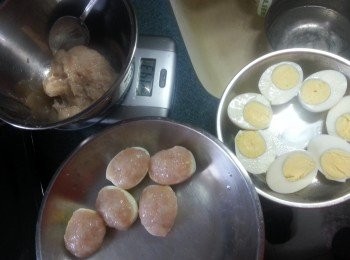 step7: 將蝦膠分成12等份釀上蛋上成全蛋