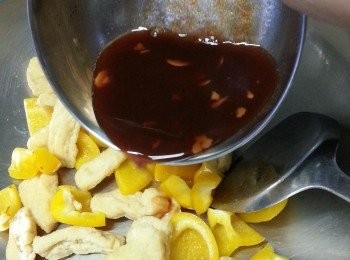 step5: 加入豆腐卜落調味,蓋上蓋煮一會