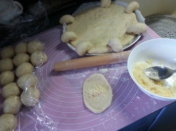 step9: 將主麵團放在碟上,圍邊每個細粉團搓長形,包上芝士卷起,排於主麵團邊,按實接口處,蓋上保鮮紙再進行最後發酵30分鐘