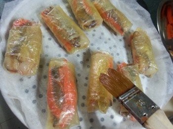 step6: 預熱光波爐200c用高架,腐皮卷先掃上一層薄油