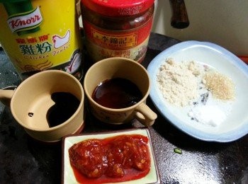 step5: 準備好調味料:
老抽1/3茶匙
生抽1茶匙
辣豆辦醬3茶匙
雞粉2茶匙
砂糖半茶匙
鹽半茶匙