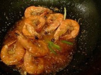 step7: 約1、2分鐘後，開蓋，投入蔥段，加鹽調味，大火收汁，約20來秒，見湯汁收緊、油亮、顏色變深時，即可出鍋