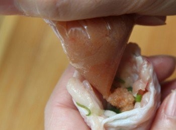 step4: 明太子雞翅：將雞翅裡塞入少許蔥花，將明太子擠進雞翅內，用牙籤將開口封住。