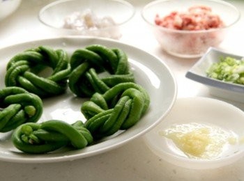 step1: 蝦仁背部劃開去泥腸，保留6隻，另外4隻用刀面拍碎剁成泥狀。