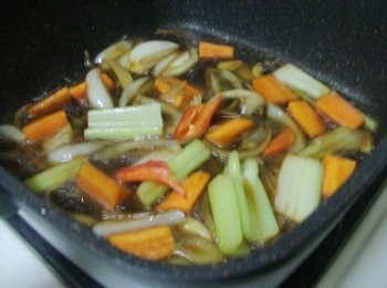 step4: 7.最後加入辣椒ˊ當蔬菜醬汁變濃稠即可熄火