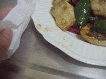 step10: 13.盛盤後用剛剛還能使用的餐巾紙將盤邊沾到醬汁也擦拭乾淨