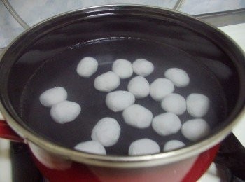 step2: 準備一湯鍋ˊ放入酌量的水ˊ水煮滾後放入虱目魚丸再次煮滾