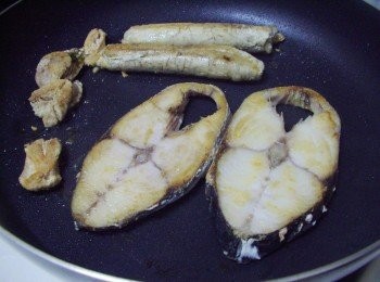 step3: 一面完成再翻另一面ˊ中間過程不要一直去翻動ˊ (中大火讓表面煎至定型ˊ再改以中小火煎至熟透) 待兩面都呈現金黃香酥即可