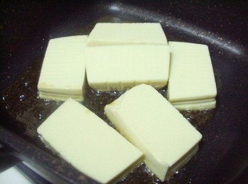 step2: 步驟2取一平底鍋ˊ放入油1大匙燒熱ˊ將雞蛋豆腐片成6片ˊ 確實擦乾水份ˊ一一擺入鍋裡