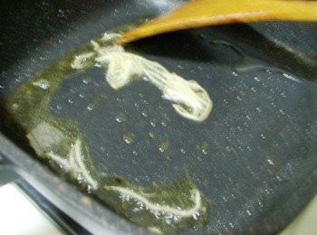 step2: 步驟2熱鍋後加入油1大匙ˊ先保爆香薑絲