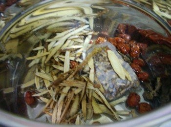 step3: 步驟3然後將藥材以米酒浸泡約10~20分鐘ˊ幫助藥材釋放