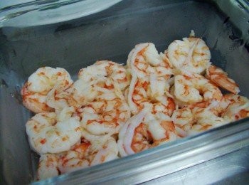 step4: 用一平面容器將燙熟蝦子平鋪於容器上