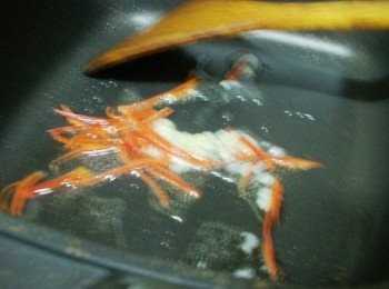 step2: 熱鍋後加入油2大匙ˊ先爆香蒜末和辣椒絲