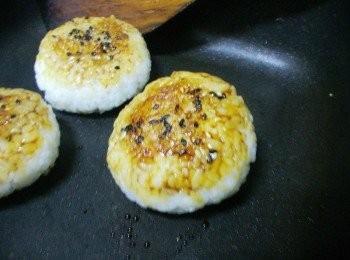 step4: 平底鍋不放油ˊ直接將刷有醬汁面朝下ˊ中小火一面約燒烤約2分鐘即可