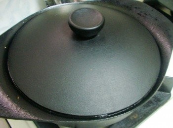 step5: 水滾後蓋上鍋蓋ˊ改以小火悶煮30~40分鐘