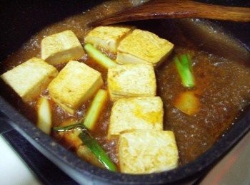 step3: 最後加入米酒1茶匙ˊ味霖1茶匙和酌量的水ˊ和辣椒ˊ 讓醬汁和豆腐慢慢悶燒入味即可