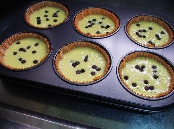 step4: 然後倒入完成的麵糊約7~8分滿ˊ灑上剩下的巧克力豆