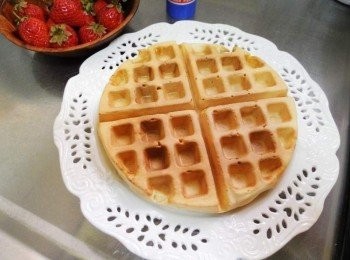 step7: 完成取出ˊ點綴上草莓再淋上煉奶即可