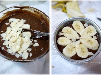 step3: 4 加入杏仁片拌勻後，倒入模裡 5 最上頭放上香蕉片及杏仁片