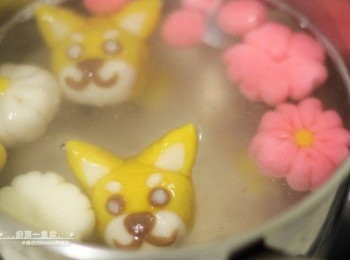 step11: 湯圓捏製完成後，煮一小鍋滾水，把湯圓放入鍋中，用中火煮到湯圓浮在水面上，就可以撈進紅糖<span class="group_2">桂圓紅棗薑湯</span>裡一起享用囉!