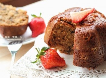 step10: 若選用家中其它較淺的模具(ex.杯子蛋糕模)來製作這份食譜，烘烤時間要視情況縮短至30分鐘左右，烘烤時打開烤箱做檢查不會有任何影響，牙籤插入蛋糕中心，抽出不沾黏就是烤好囉!