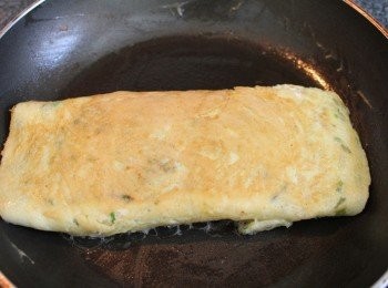 step4: 此時蛋包的收口會朝下, 將收口處的蛋液煎熟