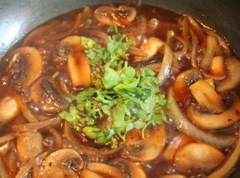 step5: 少許油將蘑菇, 洋蔥炒香, 加少許的水跟適量的黑胡椒醬煮滾後, 用香菜末提香即完成