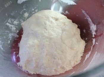 step1: 取攪拌盆, 將奶油之外的材料以慢速攪成團後, 再將奶油切片分次加入至麵團表面光滑