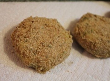 step4: 裹好粉後的鮭魚可樂餅, 一定要靜置幾分鐘, 讓蛋液跟麵包粉充分的吸附在一起