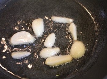 step2: 取1大匙橄欖油, 將切片的蒜頭爆香, 放涼備用