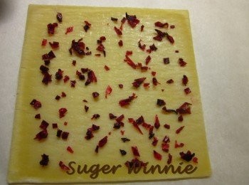 step2: 用下火180度預熱,台東洛神花切細碎平均鋪在起酥皮上 再灑上砂糖