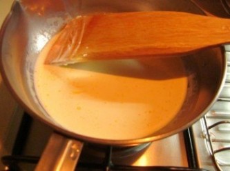 step4: 動物鮮奶油.糖.無塩奶油一起放鍋中攪拌,以中小火煮到糖溶化