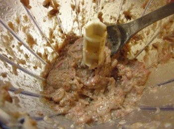 step3: 香菇去蒂,將香菇蒂切小丁 牛頭牌咖哩塊切細碎 以上二者和絞肉,豆腐.蛋白.香油.醬油.白胡椒.塩.太白粉放調理機打成漿