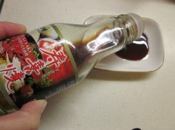 step2: 先調﹝沾醬﹞:榖盛壽喜燒1大匙+蒜末+辣椒末