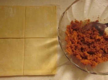 step3: 趁揉<span class="group_2">麵團</span>時準備材料: 起酥皮裁成適當大小,肉鬆拌一些食用油,這樣吃起來才不會乾而且不易鬆散比較好包