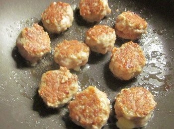 step3: 鍋中倒適量油(份量外)熱鍋,<span class="group_2">肉丸</span>放入鍋中煎到定型再翻面續煎