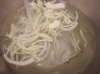 step3: 洋蔥絲過冷水，去除部份辣味。