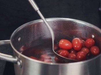 step1: 先將番茄洗淨後放入大滾水內煮30秒立即關火，描起放入凍水內