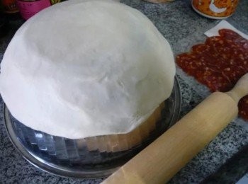 step2: 拿出麵團用麵棍壓成薄圓