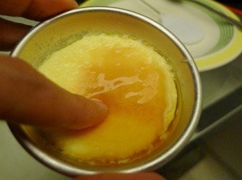 step9: 烤完放涼後，再放進冰箱冷藏，取出食用前，以竹籤(我用扁平的牛油刀)沿著布丁烤模劃一圈，再用指腹輕壓布丁使空氣進入布丁與烤模之間，慢慢倒扣於盤子上脫模。