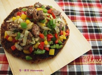 step5: 脆脆米粉餅上碟, 三色牛柳粒平均放在米粉餅上