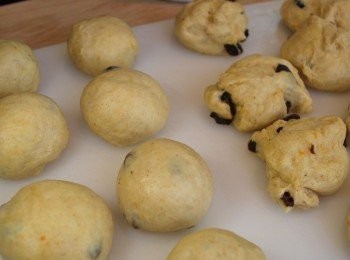 step9: 取出麵團，排氣後分割成16小份，滾圓後覆上濕布，進行中間發酵（約15分鐘）