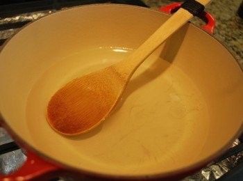 step2: 將水與砂糖加熱至糖溶化後關火
