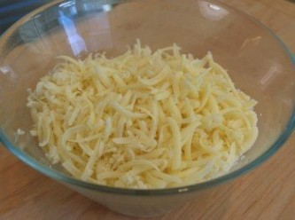 step1: 烤箱預熱400℉/200℃，將Gruyère cheese刨絲，麵粉、砂糖與鹽一起過篩備用