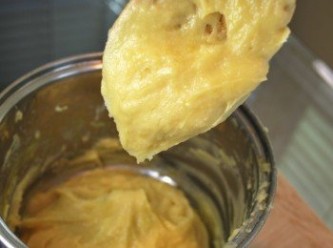 step6: 蛋液的量視麵團濕度調整，攪拌至提起木匙時麵糊呈倒三角形緩慢流下的半流質狀態