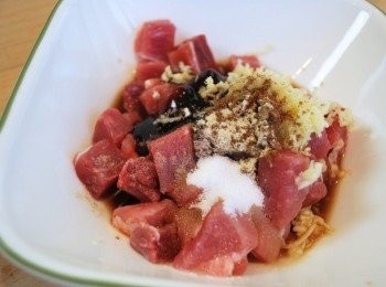 step5: 醃肉：豬梅花肉切成1.5公分寬小正方體，與<span class="group_2">醃肉調味料</span>拌勻後醃漬1個小時