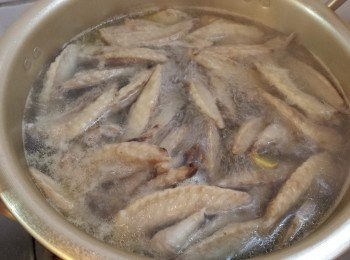 step3: 燒熱一鍋水，加入薑片及酒<span class="group_3">汆水</span>8-10分鐘，倒去所有滾水後，再將雞尖放入冰水浸5-10分鐘。