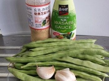 step1: 先將玉豆切小段，放入熱水中煮5-6分鐘。