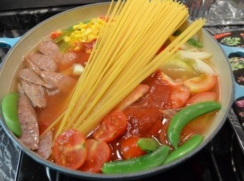 step2: 然後將麵條加進去。