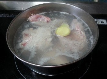 step1: 西施骨洗淨用1片薑出水2分鐘
.